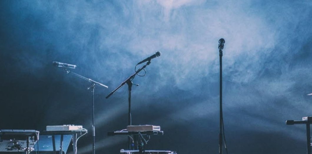 Scen med mikrofoner redo för Open Stage