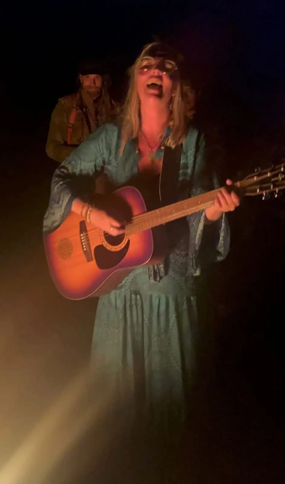 Gitarrspel i eftermiddagsljus
