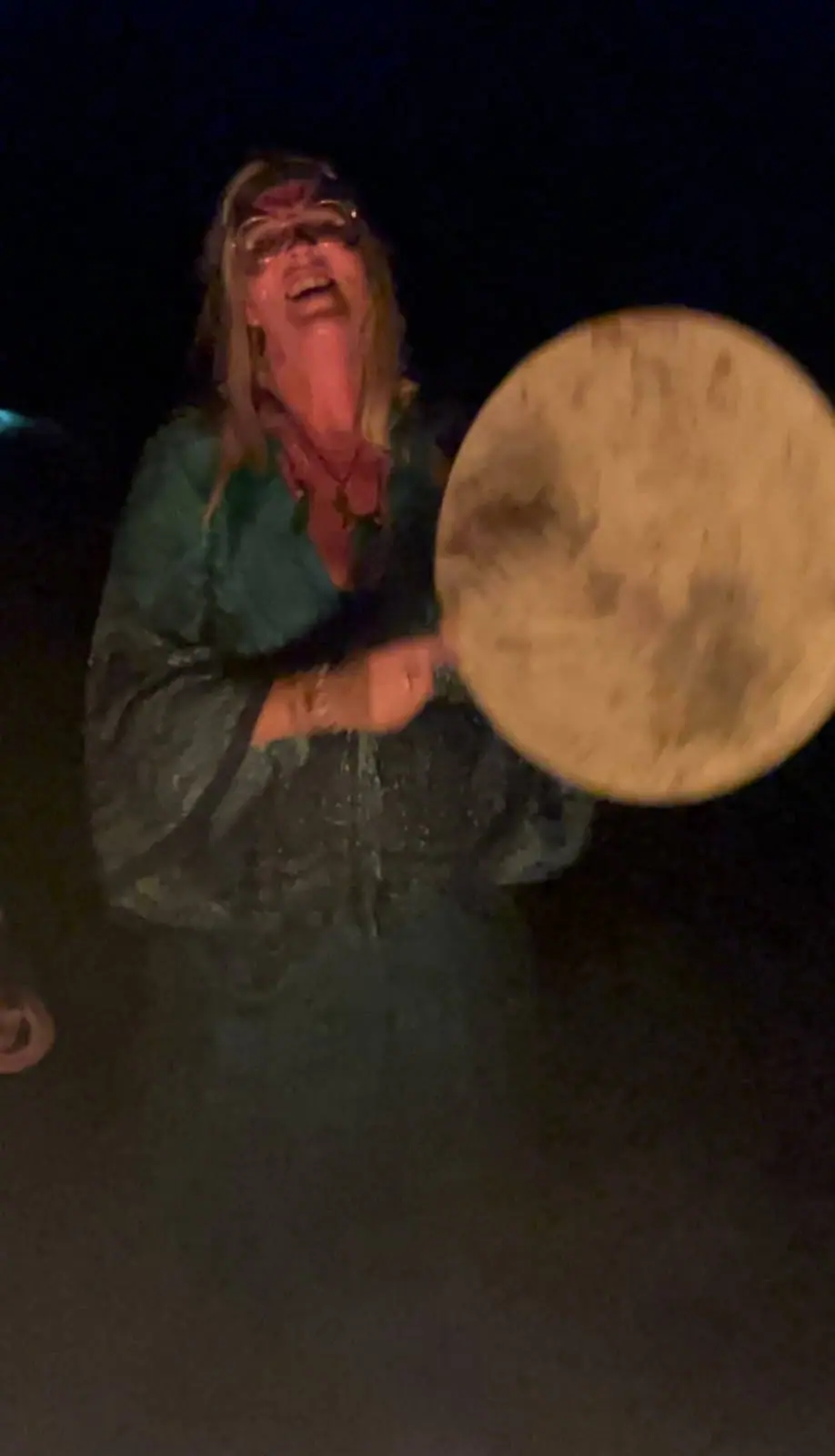 Handtrumma nära elden