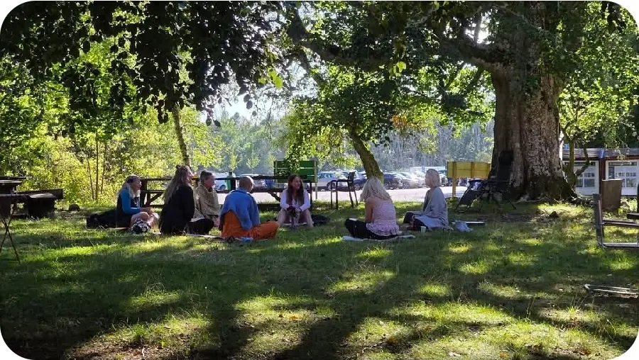 Samling i skuggan av träden