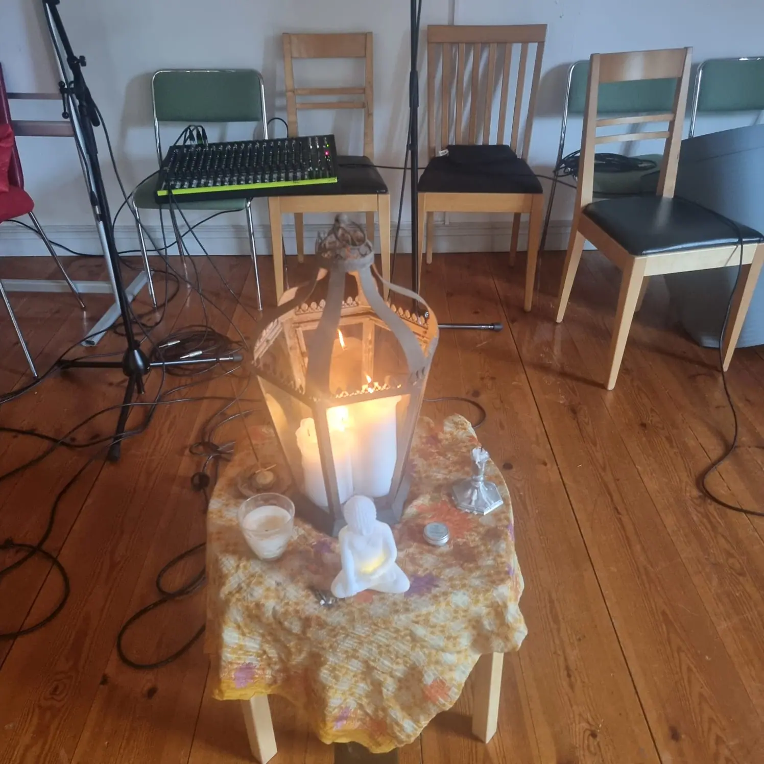 Ceremoniplats med levande ljus