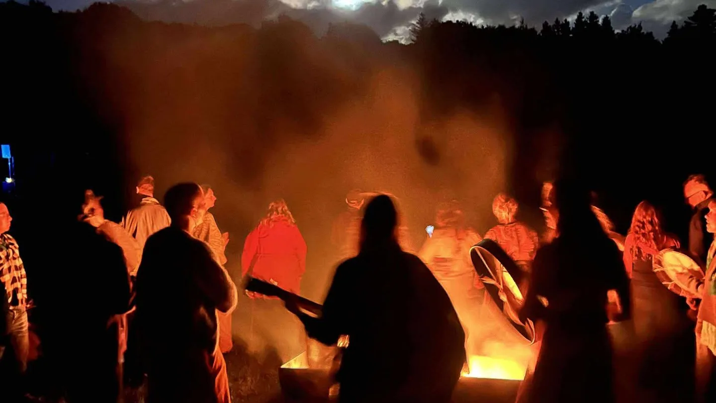 Eldceremoni med trummor på Heart of Eden